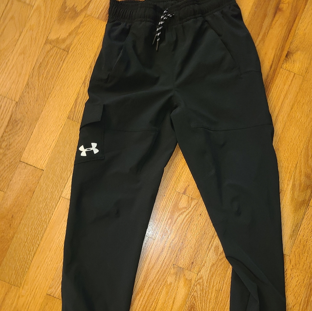 Boys Black Under Armour athletic pants. Youth Medium.